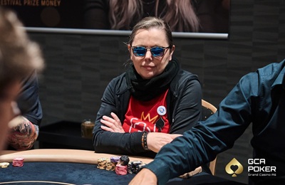 Pokerspielerin mit N-Lens Poker im Grand Casino Ash