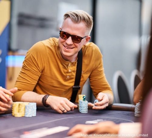 N lens poker mit rotem Spiegel auf Malta